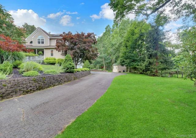 Photo 3 of Single family home for sale at 4 Apple Ln, Riverhead, NY 11792 | MLS# 1030183 | Listing updated on 2026-09-20