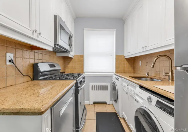 Listing Photo 5 - Condo for sale in building located at 61-21 255Th St, Little Neck, NY 11362 - Unit #3-975