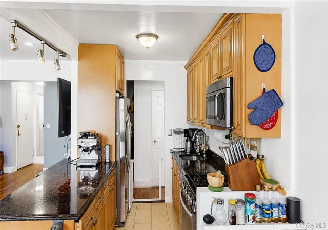 Photo 4 of Sale Pending at 1 Sadore Ln #3X, Yonkers, NY 10710 | MLS# 1030216 | Listing updated on 2026-10-01
