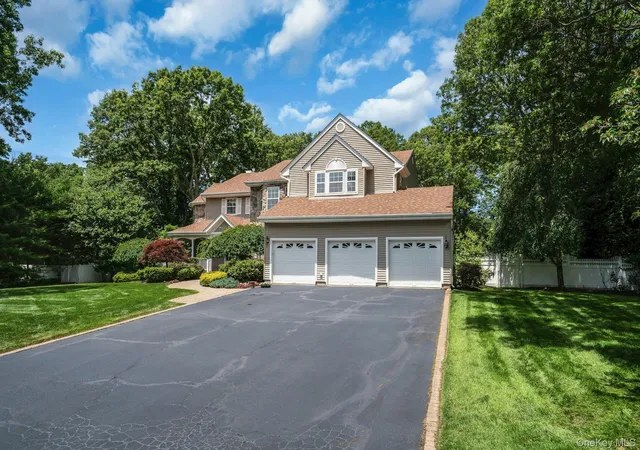 Photo 3 of Sale Pending at 7 Dorm Ct, Brookhaven, NY 11733 | MLS# 1030274 | Listing updated on 2026-08-29
