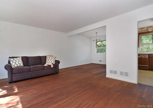Photo 4 of Single family home for sale at 582 Washington Ave, Mount Pleasant, NY 10570 | MLS# 1030292 | Listing updated on 2026-09-17