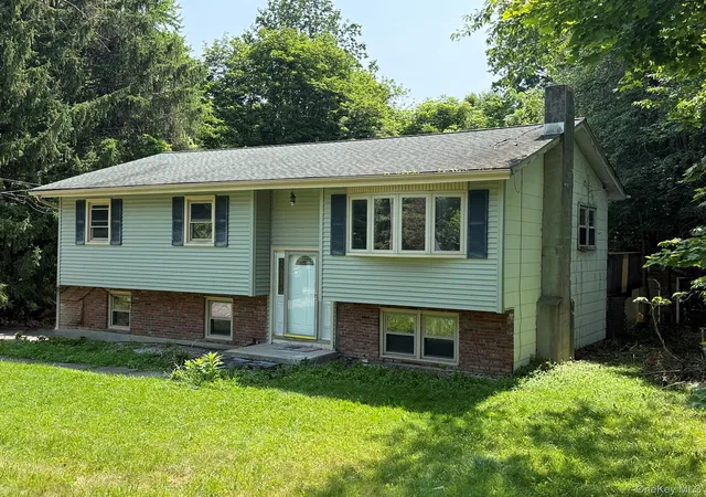 Photo 3 of Single family home for sale at 246 Skyline Dr, Woodbury, NY 10930 | MLS# 1030332 | Listing updated on 2026-07-28