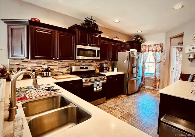 Photo 3 of Condo for sale at 149 Windward Ct S, Brookhaven, NY 11777 | MLS# 1030359 | Listing updated on 2026-10-07