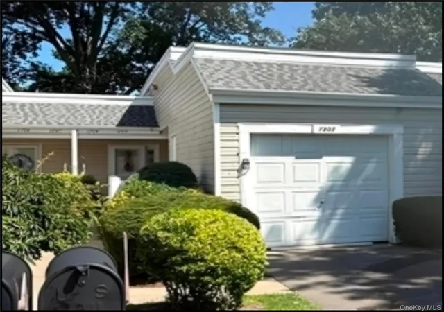 2nd image of 1203 Cabot Ct, Smithtown, NY 11780 | MLS# 1030363
