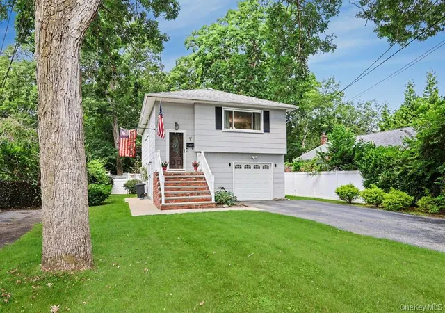 Photo 1 of Single family home for sale at 555 N Windsor Ave, Islip, NY 11718 | MLS# 1030408 | Listing updated on 2026-10-01