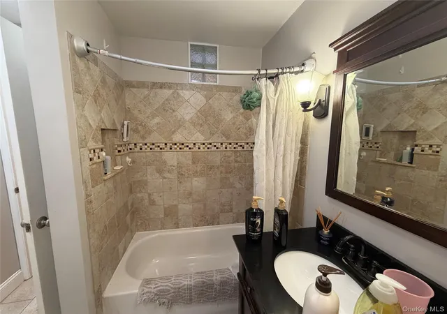 Photo 4 of Sale Pending at 6069 80th Avenue, New York, NY 11385 | MLS# 1030558 | Listing updated on 2026-09-04