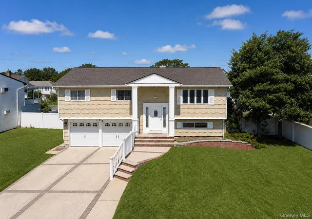 Photo 2 of Single family home for sale at 138 Spring St, Oyster Bay, NY 11758 | MLS# 1030589 | Listing updated on 2026-09-15