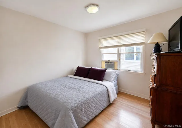 Photo 4 of Single family home for sale at 522 Willow St, Hempstead, NY 11550 | MLS# 1030612 | Listing updated on 2026-08-31