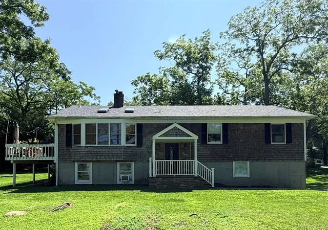 Photo 1 of Single family home for sale at 6 Pond View Dr, Riverhead, NY 11792 | MLS# 1030722 | Listing updated on 2026-09-30