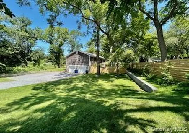 Photo 22 of Single family home for sale at 6 Pond View Dr, Riverhead, NY 11792 | MLS# 1030722 | Listing updated on 2026-09-30