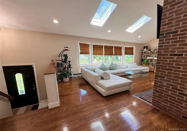 Photo 3 of Single family home for sale at 6 Pond View Dr, Riverhead, NY 11792 | MLS# 1030722 | Listing updated on 2026-09-30
