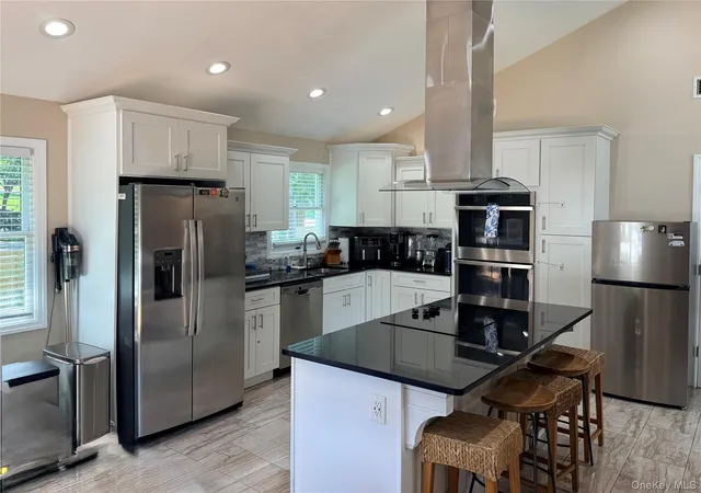 Photo 4 of Single family home for sale at 6 Pond View Dr, Riverhead, NY 11792 | MLS# 1030722 | Listing updated on 2026-09-30