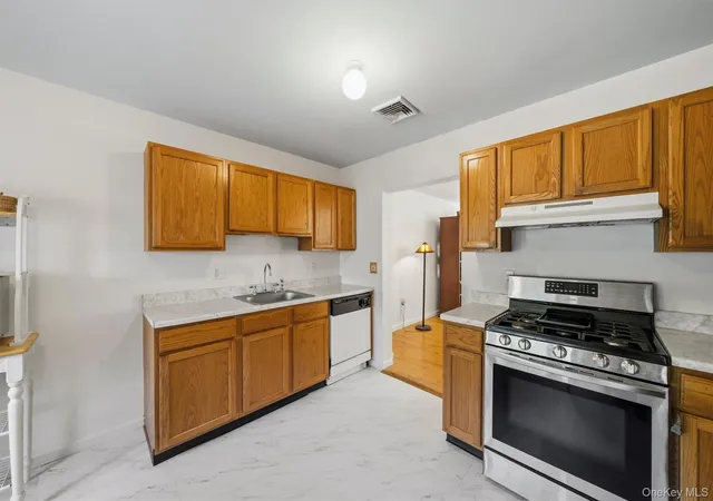Listing Photo 5 - Condo for sale in building located at 213 Eagleton Dr, Monroe, NY 10950