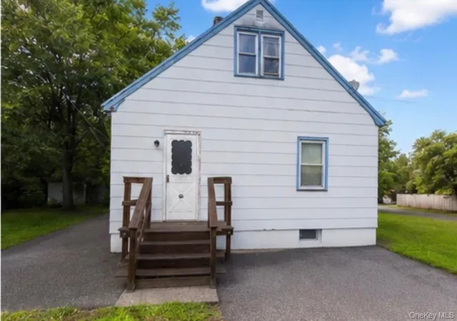 Photo 2 of Single family home for sale at 1718 N Gardiner Dr, Islip, NY 11706 | MLS# 1030738 | Listing updated on 2026-08-06