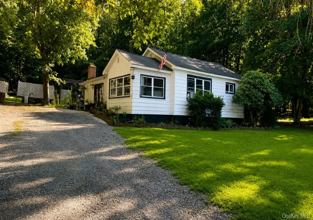 Photo 2 of Single family home for sale at 16 Upper Hillman Rd, Warwick (town), NY 10990 | MLS# 1030746 | Listing updated on 2026-09-24