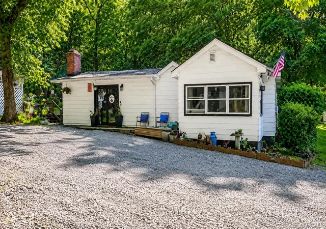 Photo 3 of Single family home for sale at 16 Upper Hillman Rd, Warwick (town), NY 10990 | MLS# 1030746 | Listing updated on 2026-09-24