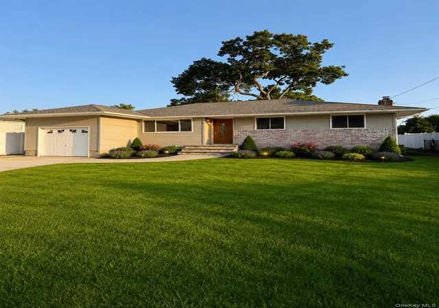 Photo 1 of Sale Pending at 2 5th Avenue, Oyster Bay, NY 11735 | MLS# 1030798 | Listing updated on 2026-08-07