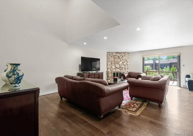 Photo 4 of Condo for sale at 34 Windsor Gate Dr, North Hempstead, NY 11040 | MLS# 1030803 | Listing updated on 2026-09-07