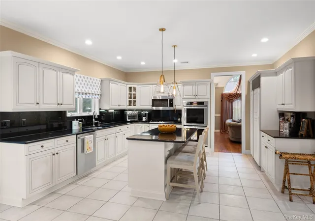 4th image of 56 Sage Hollow Ct, Huntington, NY 11746 | MLS# 1030819