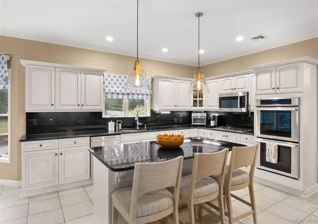 5th image of 56 Sage Hollow Ct, Huntington, NY 11746 | MLS# 1030819