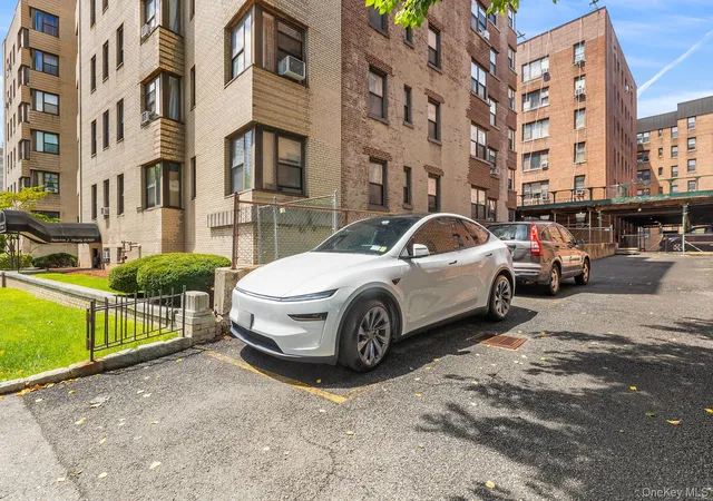 Listing Photo 2 - Condo for sale in building located at 325 Main St, White Plains, NY 10605 - Unit #1J