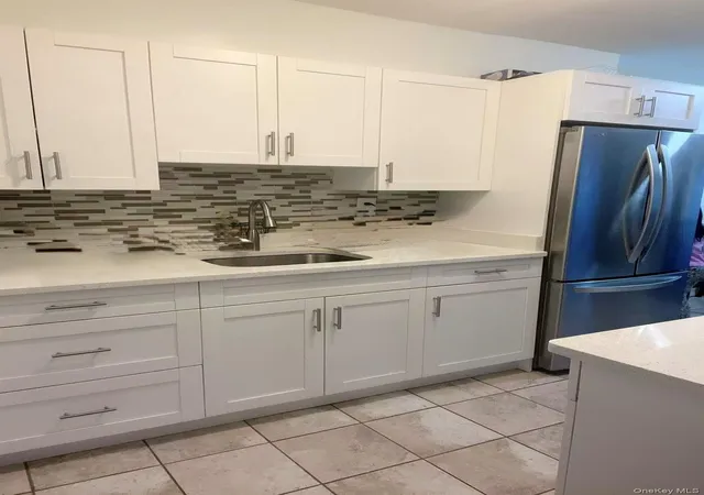 Photo 4 of Single family home for sale at 6927 169th Street, Fresh Meadows, NY 11365 | MLS# 1030886 | Listing updated on 2026-09-13