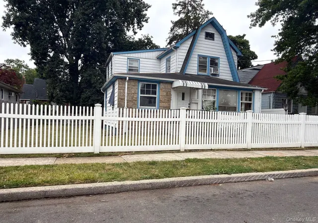 Photo 2 of Single family home for sale at 840 Kings Pkwy, Hempstead, NY 11510 | MLS# 1030944 | Listing updated on 2026-07-28