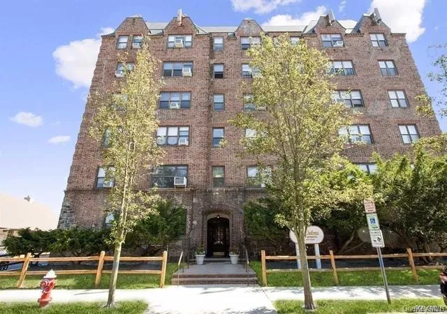 Photo 1 of Sale Pending at 141 Wyckoff Pl #4A, Hempstead, NY 11598 | MLS# 1030952 | Listing updated on 2026-09-18