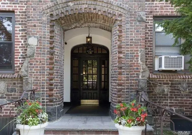 Photo 2 of Sale Pending at 141 Wyckoff Pl #4A, Hempstead, NY 11598 | MLS# 1030952 | Listing updated on 2026-09-18
