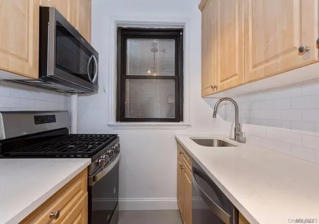 Photo 3 of Sale Pending at 141 Wyckoff Pl #4A, Hempstead, NY 11598 | MLS# 1030952 | Listing updated on 2026-09-18