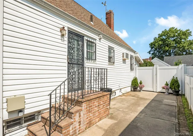 Photo 3 of Single family home for sale at 133 Booth St, Hempstead, NY 11550 | MLS# 1030962 | Listing updated on 2026-09-04