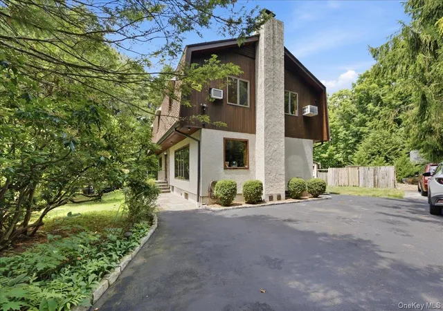Photo 3 of Sale Pending at 15 Woodcrest Ter, Somers, NY 10501 | MLS# 1030977 | Listing updated on 2026-08-08