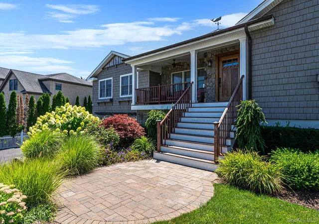Photo 3 of Sale Pending at 10 Raeburn Ct, Babylon, NY 11702 | MLS# 1031023 | Listing updated on 2026-09-22