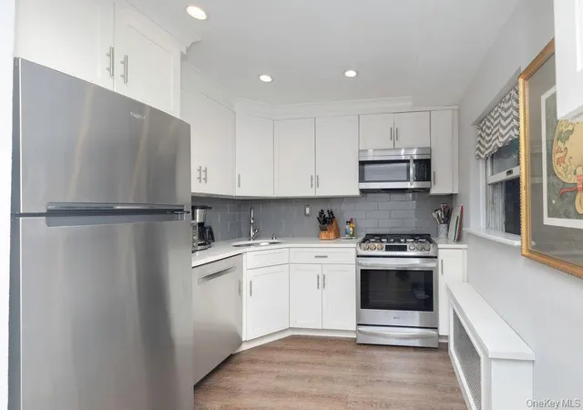 Listing Photo 4 - Condo for sale in building located at 15 Leewood Cir, Eastchester, NY 10709 - Unit #1R