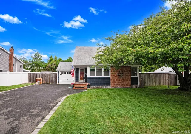 Photo 3 of Sale Pending at 125 Raleigh Ln, Islip, NY 11795 | MLS# 1031074 | Listing updated on 2026-08-12