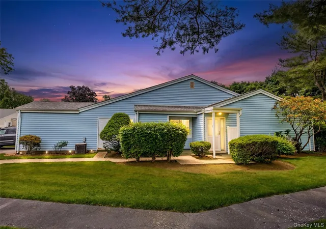 Photo 3 of Sale Pending at 302 Bentley Ct W, Smithtown, NY 11780 | MLS# 1031076 | Listing updated on 2026-08-27