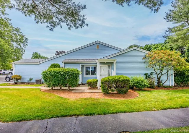 Listing Photo 5 - Condo for sale in building located at 302 Bentley Ct W, Smithtown, NY 11780