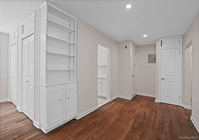 Photo 4 of Sale Pending at 129 Beacon Hl Dr #F15, Greenburgh, NY 10522 | MLS# 1031085 | Listing updated on 2026-08-26