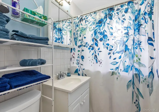 2nd image of 415 Merrick Rd, Hempstead, NY 11570