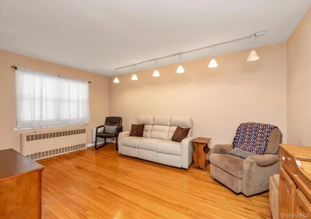 3rd image of 415 Merrick Rd, Hempstead, NY 11570