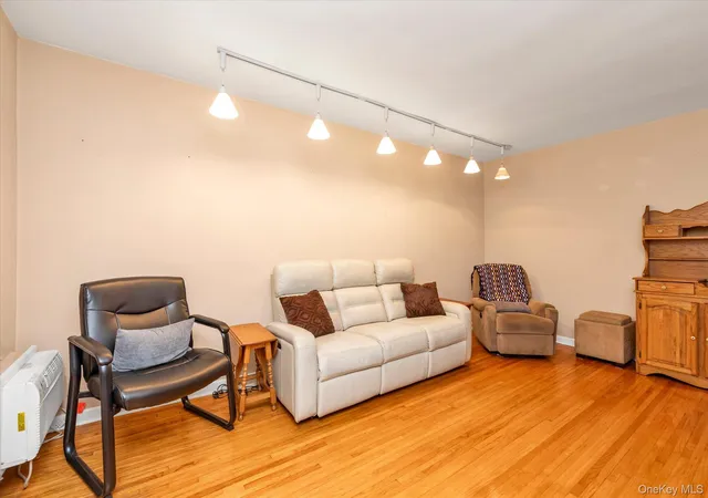 4th image of 415 Merrick Rd, Hempstead, NY 11570