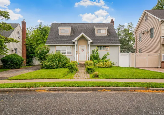 Photo 3 of Sale Pending at 68 Cliff Dr, Oyster Bay, NY 11801 | MLS# 1031181 | Listing updated on 2026-09-03