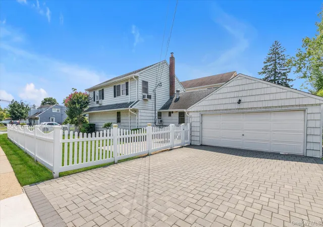 Photo 3 of Single family home for sale at 810 Ibsen St, Hempstead, NY 11598 | MLS# 1031204 | Listing updated on 2026-08-18