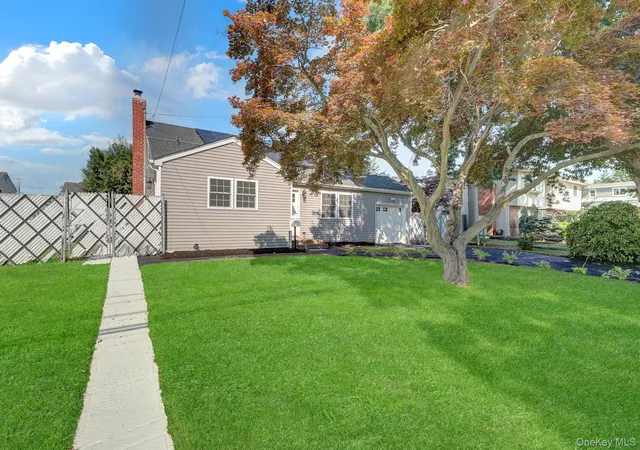 Photo 3 of Single family home for sale at 128 W 17th Street, Babylon, NY 11729 | MLS# 1031232 | Listing updated on 2026-09-13