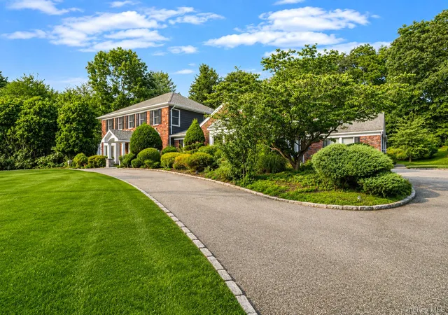 2nd image of 10 Springmeadow Dr, Smithtown, NY 11754 | MLS# 1031241