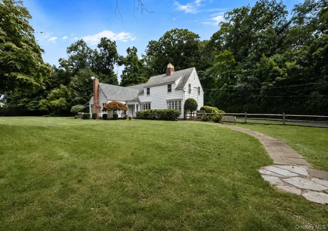 Photo 1 of Single family home for sale at 1 Stonegate Ln, Oyster Bay, NY 11545 | MLS# 1031287 | Listing updated on 2026-08-11