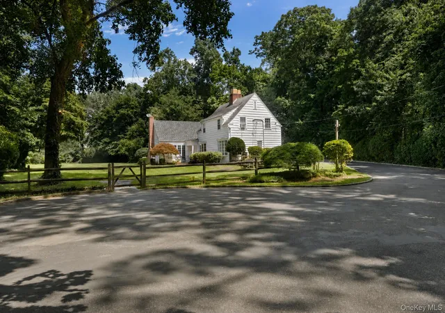 Photo 2 of Single family home for sale at 1 Stonegate Ln, Oyster Bay, NY 11545 | MLS# 1031287 | Listing updated on 2026-08-11
