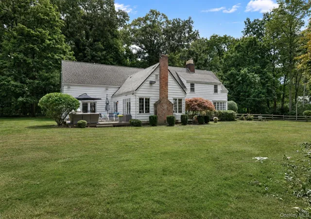 Photo 3 of Single family home for sale at 1 Stonegate Ln, Oyster Bay, NY 11545 | MLS# 1031287 | Listing updated on 2026-08-11