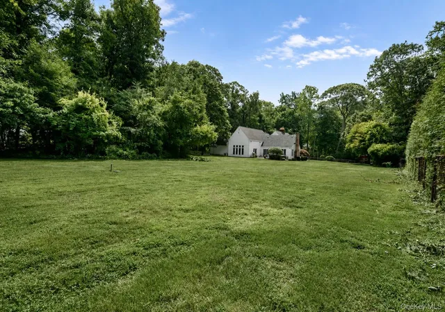 Photo 4 of Single family home for sale at 1 Stonegate Ln, Oyster Bay, NY 11545 | MLS# 1031287 | Listing updated on 2026-08-11
