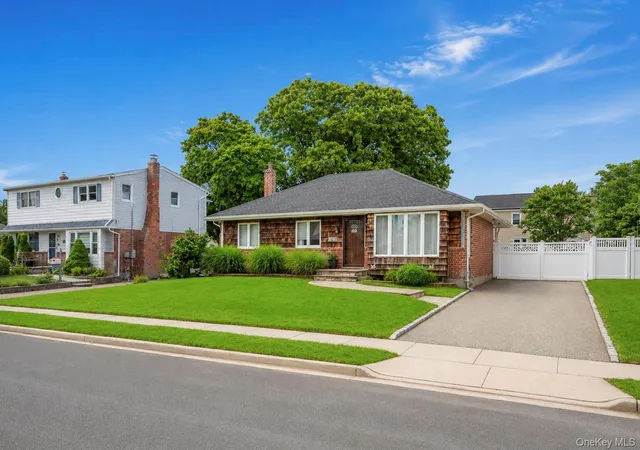 Photo 3 of Sale Pending at 15 Lowell Dr, Oyster Bay, NY 11735 | MLS# 1031380 | Listing updated on 2026-08-13
